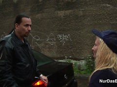 Si olmak 18 yr ihtiyar Blond Gençlik Seduce eski bir Almanca adam tarafından Outdoor To Fuck