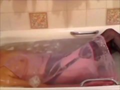 des marques rose & Spencer glissent dans un bain .