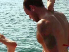 Maxx Fitch Barebacking Andrew Collins in una gita in barca