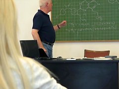 College-Studenten ficken ihren Professor im Klassenzimmer hart