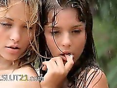 Vackra barnvakter i regn