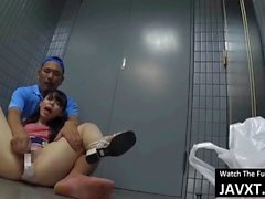 Brûlant Jeune Fille Asiatiques Fucked dans les toilettes communes