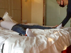 Asian Twink wird von einem Bär auf einem Hotelbett abgeseilt