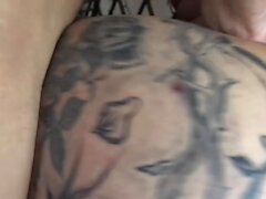 Tattooed Latina Obtém dinheiro extra para passeio Strangers caralho