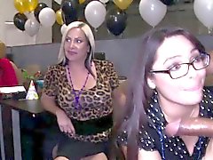 Seksi giydirdik sluts partideki blowjobs verir