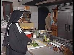 Nun Allemagne faire enculer in kitchen