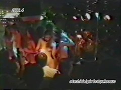filles japonaises sexy strip et nue danse sur scène
