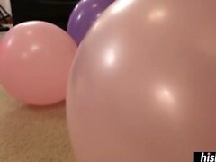 İyi görünümlü esmer üfleme balonları