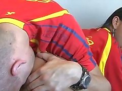 Yoha piledrived fisico durante medicazione la camicia di calcio spagnola