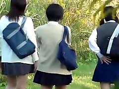 Os adolescentes asiáticos espionado mijar