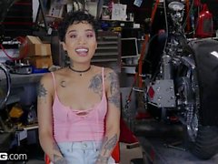 BANG Confessions: Honey Gold tembla mientras se corre en una motocicleta