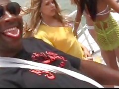 бразилец групповуха на яхте вечеринке