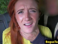 Redhead Brit taxis dedos y pussylicked