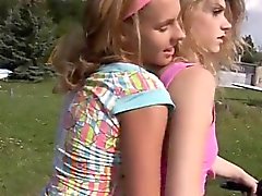 Tiny tits luiseva teens nuori lezzie biker tyttöjä