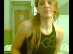 Tgirl l'espagnol écarte ses petit cul sur la webcam