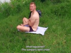 BIGSTR - Hot Dude che prende il sole completamente nudo nel lago e uno sconosciuto gli offre denaro per il suo cazzo