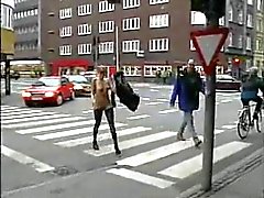 Ragazze scopano le strade