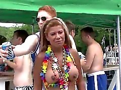 Mal comportamiento adolescentes calientes en fiesta barco público