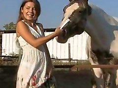 Chica adolescente en la granja
