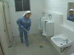 D'infirmière Asie et Cleaning Lady aider un patient à Jerk Off