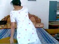 Punjabi Bebê tiras e masturba enquanto no telefone