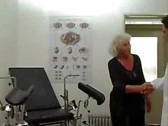 Granny Norma Werke Out auf Sex Machine