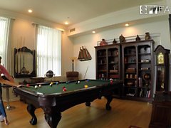 Üvey Üvey Evladı Cue Stick ile oynatır