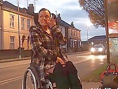 Vammaiset Leah Caprice vilkkuu pillua julkisissa