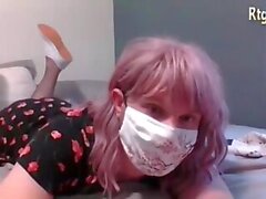 Petite Trans Cutie dans des lunettes joue avec sa bite et son trou du cul sur la webcam