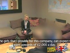 FakeAgentUK Петит блондинка имеет решительный шаг со блеска для Жесткое порно