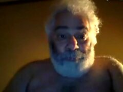 Pely Horny Ny Daddy Bear se sacude en la webcam