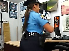 Guy offre de l'argent la baise agent de police dans ses prêteur sur gage