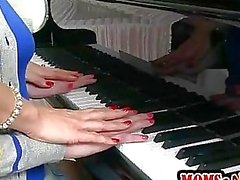 Pianoleraar Tanya Tate leert student