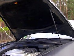 Tyska tonåring exploaterar vid bilolycka utomhus