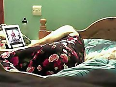 letto la masturbazione MILF Milou sulla macchina spia