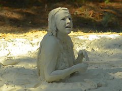 della ragazza del bikini in mezzo al fango