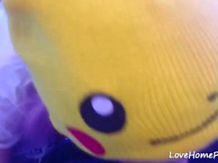 Asian Beauty With Pikachu hattu Harrastaa imee