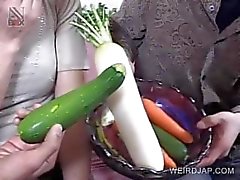 La chatte japonais baisée avec les légumes