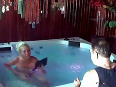 Loira francesa MILF é fodida em um jacuzzi