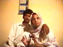 Pakistanischen Panjabi erwischt vollbusig Schwiegermutter und fickt sie