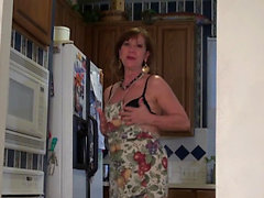 Penny l'American gilf se affaire dans la cuisine