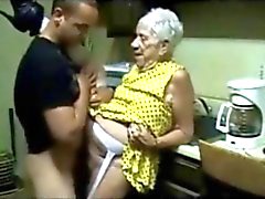 Gamla Granny knullas av en ung kille