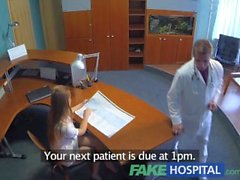 FakeHospital sexo caliente con el médico y la enfermera en la sala de espera de los pacientes